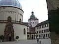 Kirche mit Innenhof