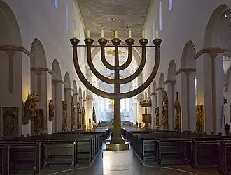 Die Menora im Mittelgang des Domes (Andreas Moritz, 1981)