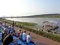Das Publikum benutzt die Bänke während eines Konzerts auf der Schwimmbühne