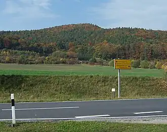 Blick von Neustädt nordwestwärts zum Kirchwaldskopf; im Vordergrund die L 1021 beim Abzweig der K 505