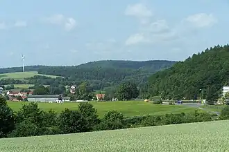 Lehnberg (im Hintergrund) und Ritzberg (mit Windrad)