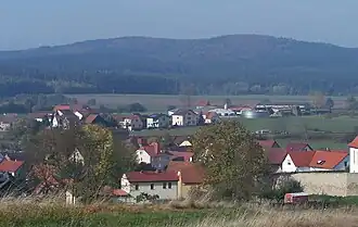 Blick über Ettenhausen a. d. Suhl zum Doppelgipfel der Hardt