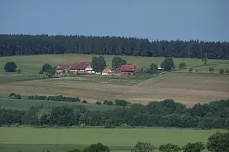 Blick von Osten zum Hetzeberg, im Vordergrund das gleichnamige Gut.