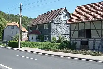 Blick über die Ortslage von Springen nach Norden, im Hintergrund ragt der Kirchberg/Gertberg auf.