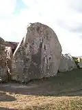 Frontstein vor dem Zugang (über 2&nbsp;m hoch)