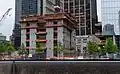 Baustelle des Three World Trade Centers im Mai 2012, mittig deutlich erkennbar der Betonkern, davor ist ein Teil der 9/11-Gedenkstätte zu sehen
