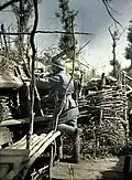Französischer Soldat auf Beobachtungsposten in einem Schützengraben, nahe dem elsässischen Hirtzbach, 16. Juni 1917