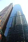 Im Metropolitan Tower spiegelt sich das CitySpire Center wider, links der Carnegie Hall Tower