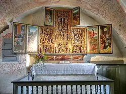 Aufgeklappter Flügelaltar, ganz links Sakramentsschrein aus dem 15. Jh.