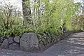 Feldsteinmauern im Eingangsbereich