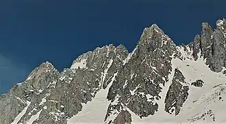 Von links nach rechts: Combatant Mountain, Mount Tiedemann, Asperity Mountain, Serra Peaks