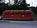 Einer der Wagen der Hungerburgbahn in Jenbach (nach der Stilllegung ausgestellt beim Bahnsteig der Achenseebahn (2006))