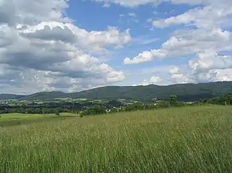 Weschnitztal und nördliche Tromm-Gebirgskette mit Krehberg, Erzberg, Wagenberg (Mitte), Fahrenbacher Kopf, Übergang zur Tromm (von links).