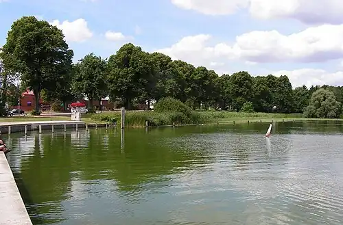 Ende der Wakenitz am Falkendamm in Lübeck – am linken Bildrand ist der Überlauf zum Elbe-Lübeck-Kanal sichtbar