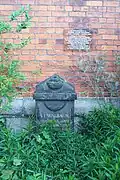 In den Innenhof versetzter Grabstein Johann Julius Walbaums