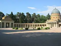 Haupteingang mit Säulengang und östlicher Trauerhalle (2008)