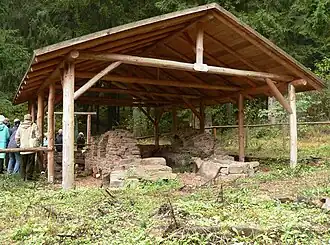 Überdachte Teilrekonstruktion der Waldglashütte am Lakenborn