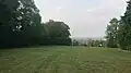 Blick nördlich zum Wall in Plauen (die Bäume hinten links im Bild), im Hintergrund der Stadtteil Plauen, September 2018