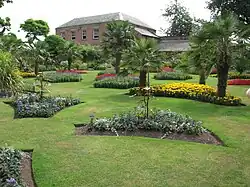Eingefriedeter Garten und Haus des Chefgärtners