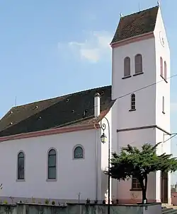 Die Kirche Sankt Peter und Paul aus dem 18. Jahrhundert wurde 1858 vergrößert, der Kirchturm 1952 verändert Fachwerkhaus Nr. 7 Rue Principale von 1685 mit dreiteiligem Stubenfenster im Erdgeschoss und interessanter, reich verzierter Fensterrahmung im Obergeschoss