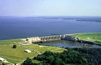 Blick auf den See mit dem Walter F. George Lock and Dam