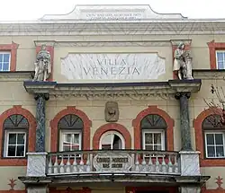 Detail aus der Villa Venezia mit Darstellung der Minnesänger Oswald von Wolkenstein links und Walther von der Vogelweide rechts, in der Mitte Albrecht Dürer