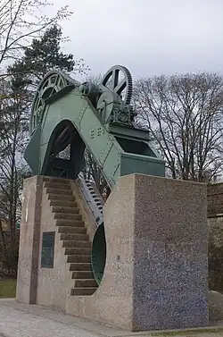 Denkmal von 1965 mit Aufzugsvor­rich­tung an der Gutermann-Promenade