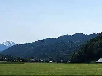 Blick von Garmisch-Partenkirchen zum Wamberg. Hinten links die Soiernspitze.