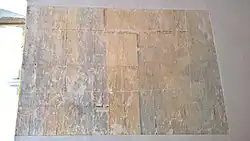 Ein restauriertes Wandstück mit Originalfarben der verschiedene Farbschichten