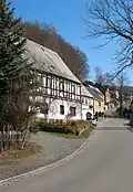 Denkmalgeschützte Fachwerkhäuser, im Hintergrund die Hammerbergstraße
