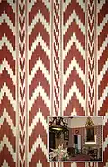 Bei dieser textilen Wand­bekleidung scheinen die tatsächlich parallelen Linien sich zu verjüngen.