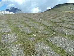 Geomorphologie: Auf dem breiten Rücken sieht man eine Tundra-Landschaft mit Frostmusterböden
