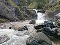 Kleiner Wasserfall zum untersten Becken