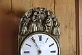 Wanduhr mit religiöser Darstellung