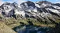 Wangenitzsee, dahinter Hoher Perschitzkopf, Kruckelkopf und Petzeck (von links); mittig die Wangenitzseehütte, links der Kreuzsee