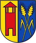 Ein schwebender, spitzbedachter roter Burgturm slawischer Bauart (Brenz/Mecklenburg)