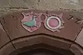 Wappen am Burgmannenhof der Gans von Otzberg in Otzberg-Hering. Links (heraldisch rechts) die silberne Gans auf rotem Grund. Allianzwappen mit den Herren von Bettendorff