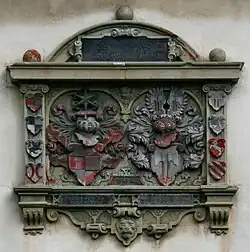 Wappen der Herren von Rodenstein mit dem Wappen der Herren von Habern am Hofgut der Freiherren von Gemmingen in Fränkisch-Crumbach