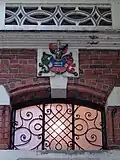 Wappen der Familie von Forell über dem Eingang der Villa Forell