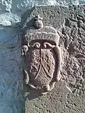 Mittlerer Wappenstein; in beiden Wappen ist der Löwe gespiegelt dargestellt
