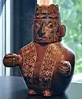 Wari-Figur mit vierzipfliger Mütze