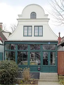 Die Fassade des Fischerhauses in Warnemünde