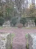 Bastionsmauer, „Eibentor“ mit zwei Steinthronen, Blutbuche.