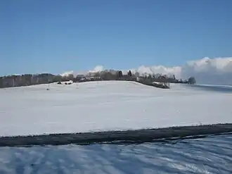 Der Warteberg im Winter von Südwesten aus gesehen (im Vordergrund die L 1006)