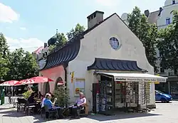 Straßenbahn Wartehäuschen in der Waisenhausstraße in München