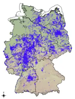 Verbreitung von Waschbärmeldungen in den Meldeportalen GBIF.org (Occurrence Download https://doi.org/10.15468/dl.ncr6wg) und iNaturalist.org in Deutschland, Stand 11/2025 (Hintergrundkarte: Relief und Bundeslandgrenzen)