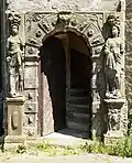 Karyatidenportal im Renaissancestil am Treppenturm