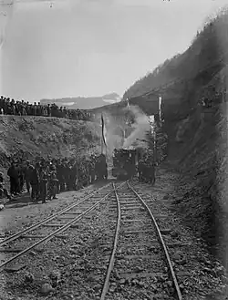 Nach dem Durchschlag fuhr ein Festzug durch den Tunnel nach Brunnadern, wo er von vielen Leuten erwartet wurde