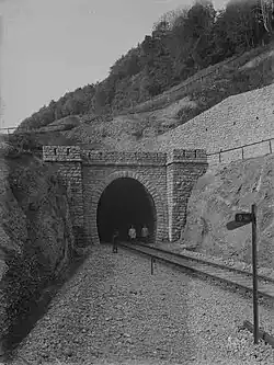 Ostportal unweit der Station Brunnadern. Der Neigungs­zeiger rechts im Bild signali­siert den Übergang von der waagrechten Stationsanlage zum Gefälle von 10,4&nbsp;‰ im Tunnel.