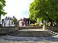 Wasserfontänen im Park an der Sauer. Am linken Bildrand ist das Rathaus zu sehen.